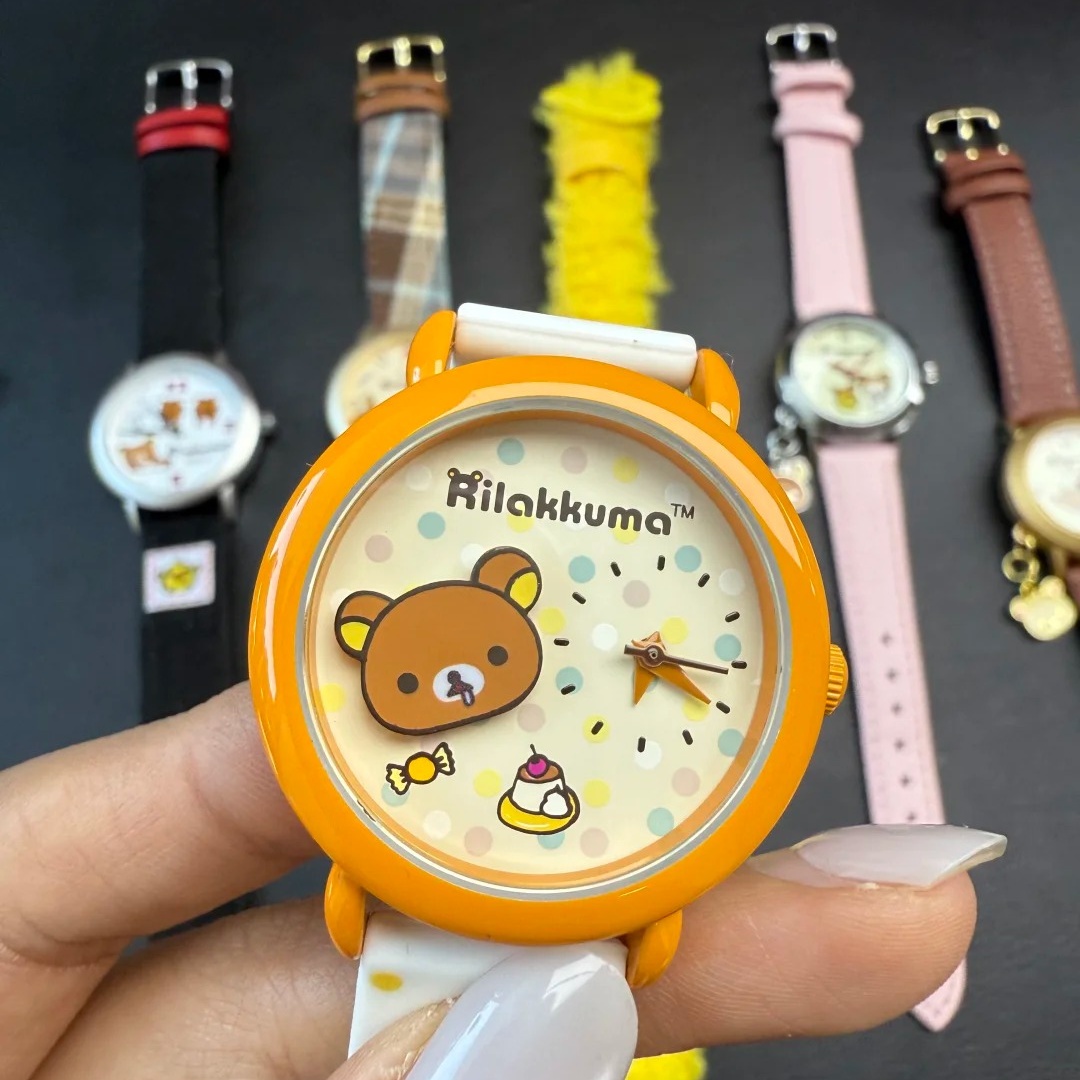 Moments Watches & Jewelry Vaughan Mills - นาฬิกาพกแบบแขวนคอริลัคคุมะ ซีรีส์ Gurgle Moment ของแท้ กล่องสุ่มลายการ์ตูนสุดฮิต