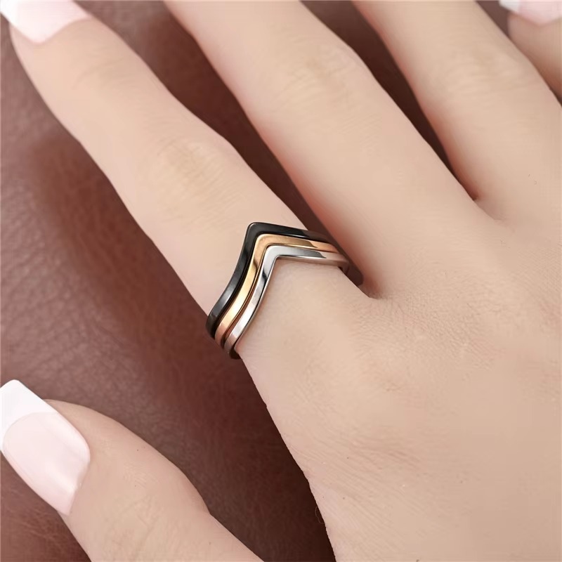 Minimalist Ring Stackable - แหวนรูปตัววีแบบมินิมอล ดีไซน์ลายเชฟรอน แหวนสแตนเลสบางๆ สำหรับผู้หญิง เครื่องประดับแฟชั่น แหวนหมั้น